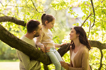 家庭,父母,收养人的快乐的母亲,父亲小女孩夏季公园玩得开心图片