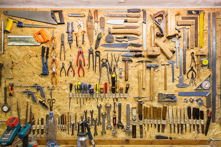 木工木工设备车间墙上挂着的工作工具图片