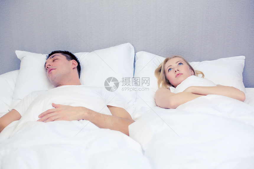 酒店,旅行,关系,睡眠的问题家庭夫妇床上,女人失眠图片