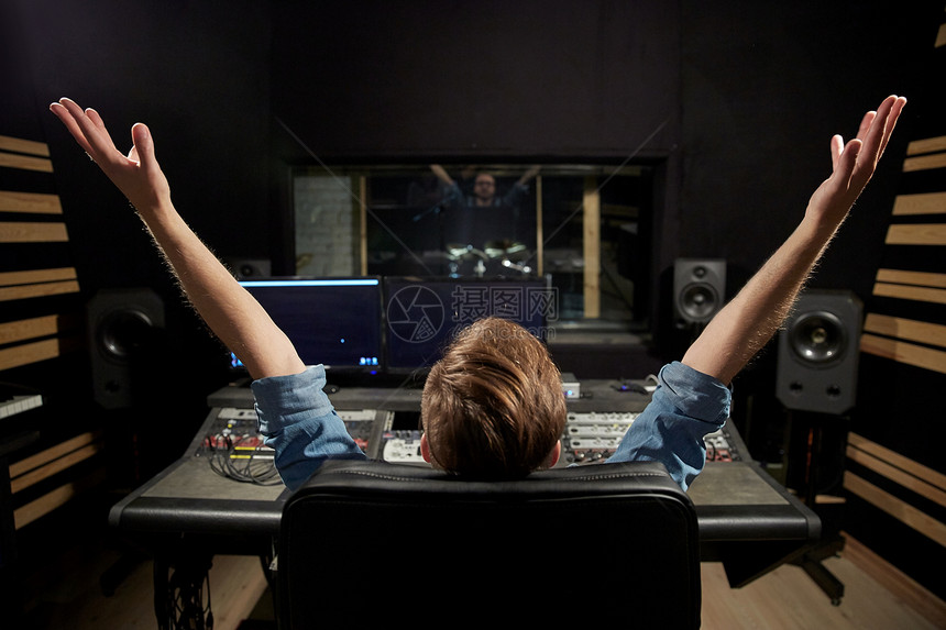 音乐,技术,人设备的快乐的人混合控制台录音棚图片