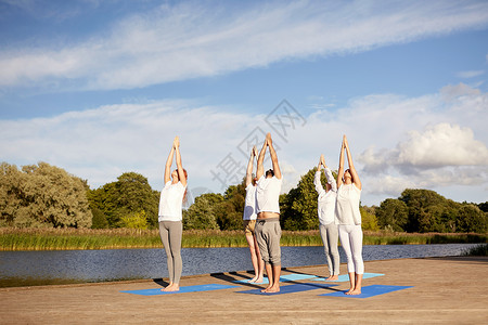 健身,运动,瑜伽健康的生活方式群人河流湖泊泊位上向上敬礼姿势图片