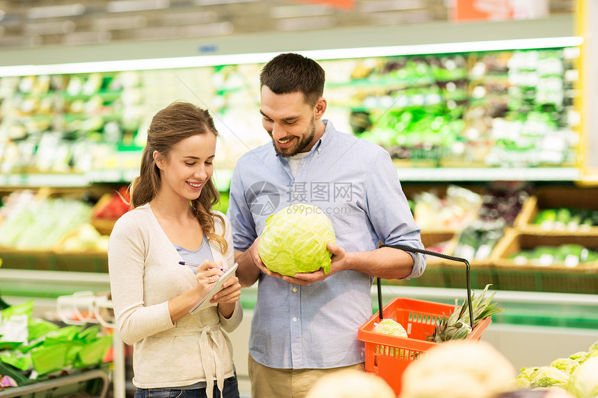 购物,食品,销售,消费主义人们的快乐的轻夫妇带着篮子笔记本杂货店超市购买卷心菜图片