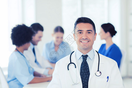 诊所,职业,人医学的快乐的男医生超过医疗会议医院图片