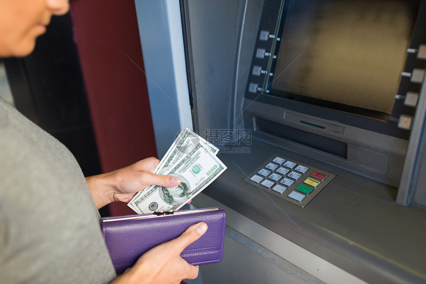 金融,货币,银行人的密切与钱包提取现金自动取款机图片