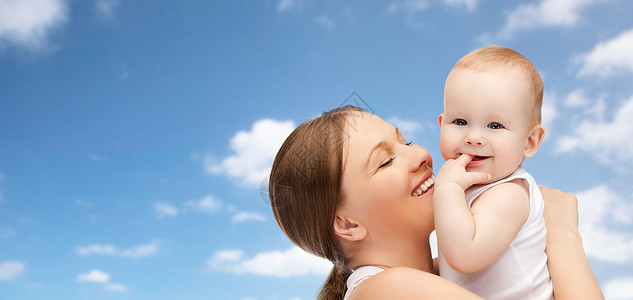 家庭,母亲,养育,人儿童保育的快乐的母亲抱着可爱的婴儿蓝天背景图片