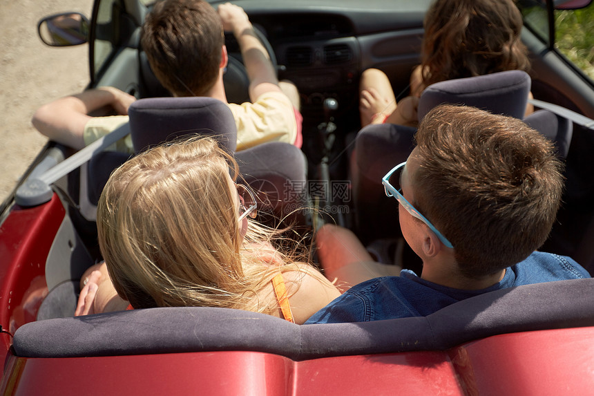 公路旅行,旅行,假期人们的快乐的朋友夏天驾驶敞篷汽车图片