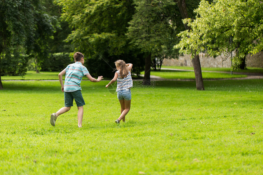 友谊,童,休闲人的群快乐的孩子朋友夏季公园玩追赶游戏跑步图片