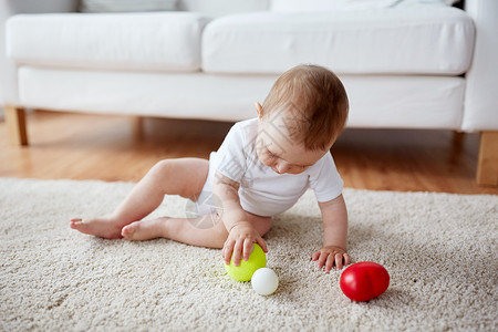 玩球孩子童,童人们的快乐的婴儿家里地板上玩球背景