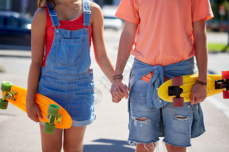 夏天,关系,极限运动人的接近快乐的十几岁的夫妇与短现代巡洋舰滑板城市街道图片
