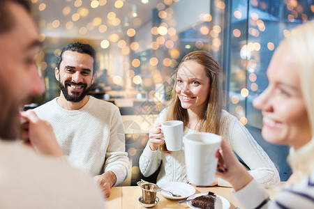 人,休闲,沟通,饮食快乐的朋友会议喝茶咖啡馆的假日灯光背景图片