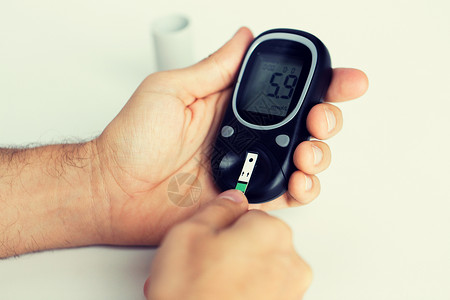 医学,糖尿病,血糖,保健人的密切的人检查血糖水平的血糖仪测试条纹家里图片