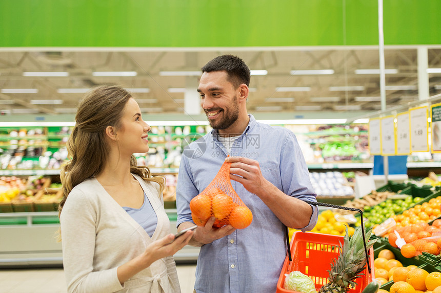 购物,食品,销售,消费主义人们的幸福的夫妇购买橘子杂货店超市图片