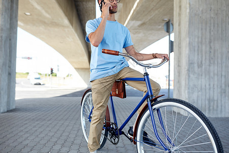 人,通信,技术,休闲生活方式时髦的人与固定齿轮自行车打电话智能手机街上图片