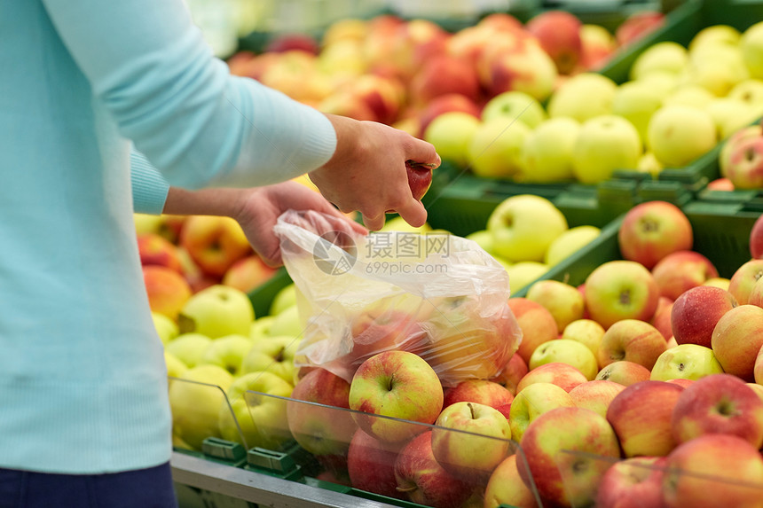 销售,购物,食品,消费主义人的女人带着袋子杂货店买苹果图片