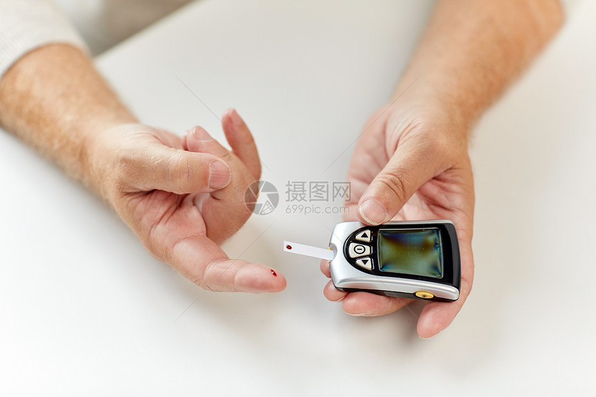 在家使用血糖仪检测血糖水平图片