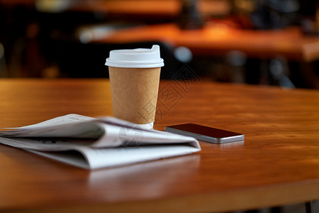 技术,休息,大众媒体新闻咖啡杯咖啡饮料,智能手机报纸咖啡桌上图片