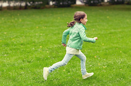 夏天,童,休闲人的快乐的小女孩绿色的夏天田野上奔跑图片