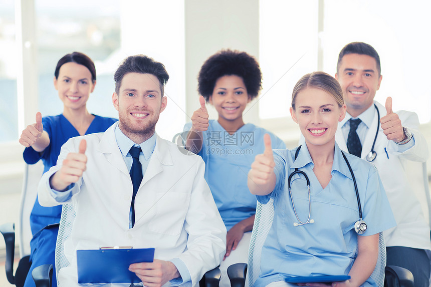 医院,职业,人医学的群快乐的医生医院的讲堂上研讨会,展示竖大拇指的手势图片