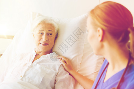 医学,龄,支持,保健人的医生护士探视欢呼的老妇女躺医院病房图片