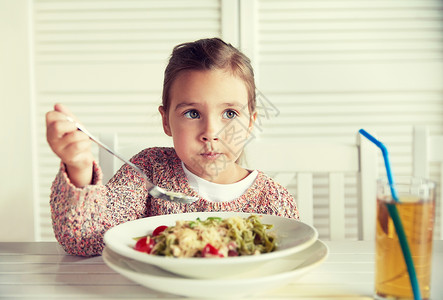 童,食物人的小女孩吃意大利晚餐餐馆咖啡馆图片