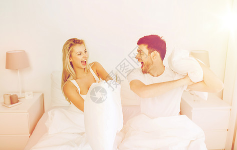 人,家庭,乐趣,睡觉时间趣的快乐的夫妇床上枕头打架家图片