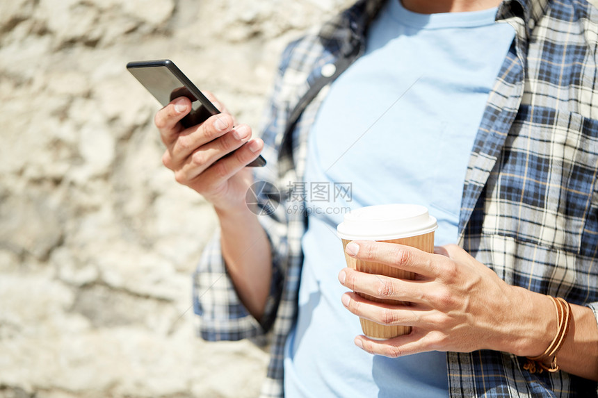 休闲,技术,沟通人的近距离的人与智能手机咖啡杯短信城市街道图片