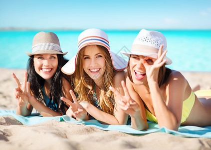 暑假,旅行,人度假的快乐的轻女穿着比基尼异国情调的热带海滩背景下日光浴背景图片