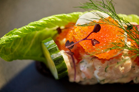 食物,新的北欧美食烹饪与虾,柠檬蛋黄酱,鱼子酱黄油包盘子上的烤包片图片