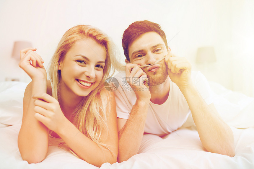 人,休息,爱,关系幸福的幸福的夫妇躺家里的床上图片