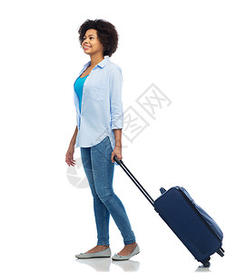 人,旅游,旅游度假的快乐的美国轻妇女随身携带的袋子超过白色图片
