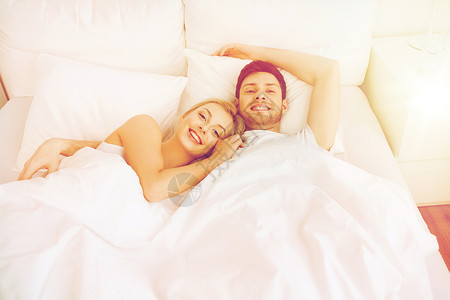 人,休息,爱,关系幸福的幸福的微笑夫妇躺家里的床上图片