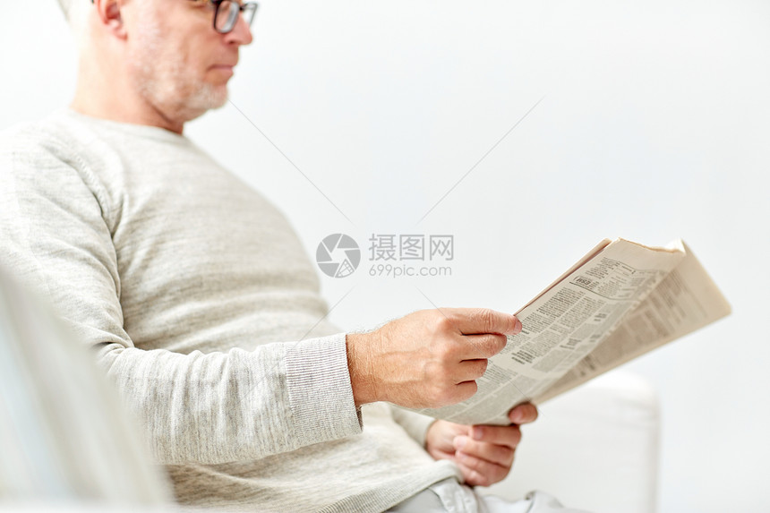 信息,人大众媒体的特写老人阅读报纸图片