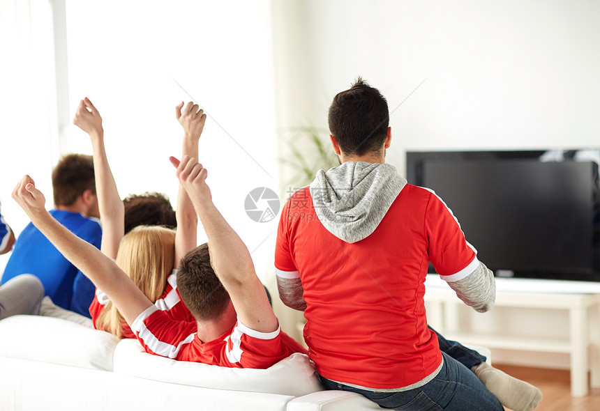 友谊休闲体育人与娱乐活动的快乐的朋友球迷电视上看足球,家里庆祝胜利图片