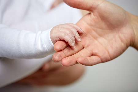 家庭,母亲,养育,人儿童保育的密切母亲新生儿的手图片