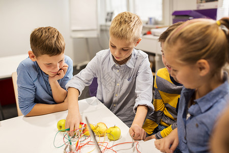 教育,儿童,技术,科学人的群快乐的孩子玩发明工具包机器人学校的课程图片
