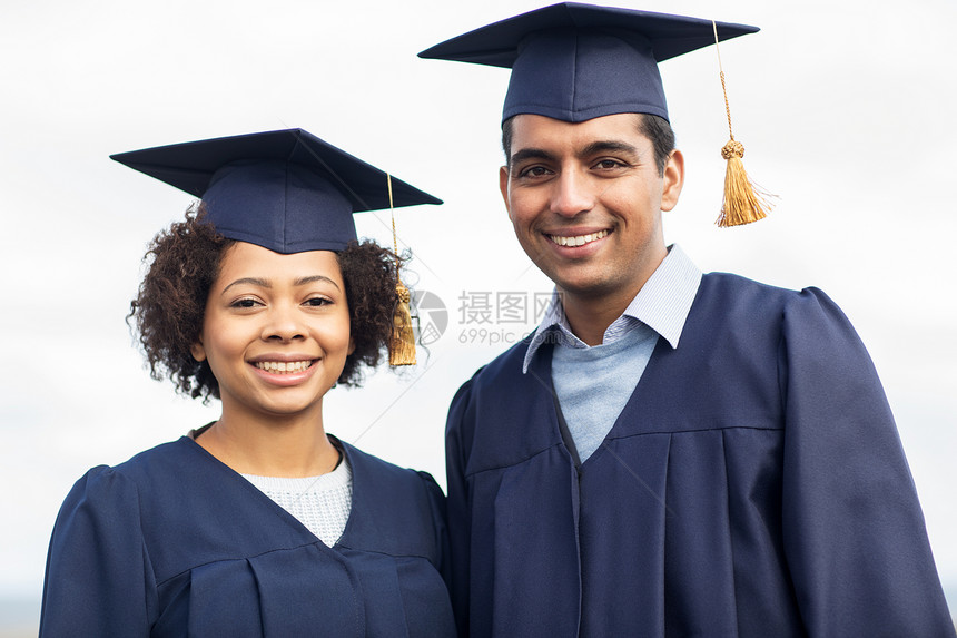 教育,毕业人的快乐的国际学生砂浆板学士礼服户外图片