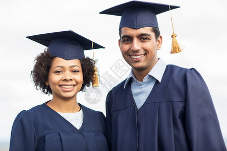 教育,毕业人的快乐的国际学生砂浆板学士礼服户外图片
