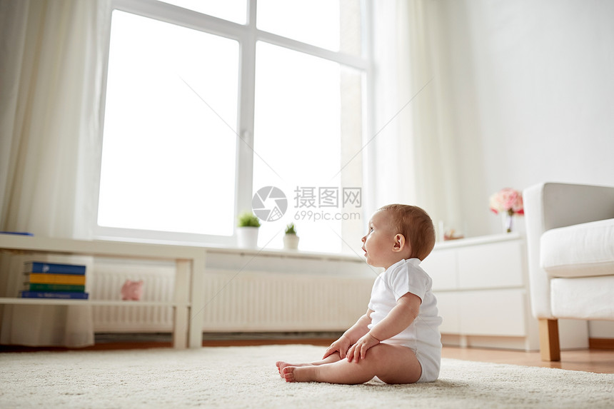童,童人的快乐的小男孩女孩坐家里的地板上图片
