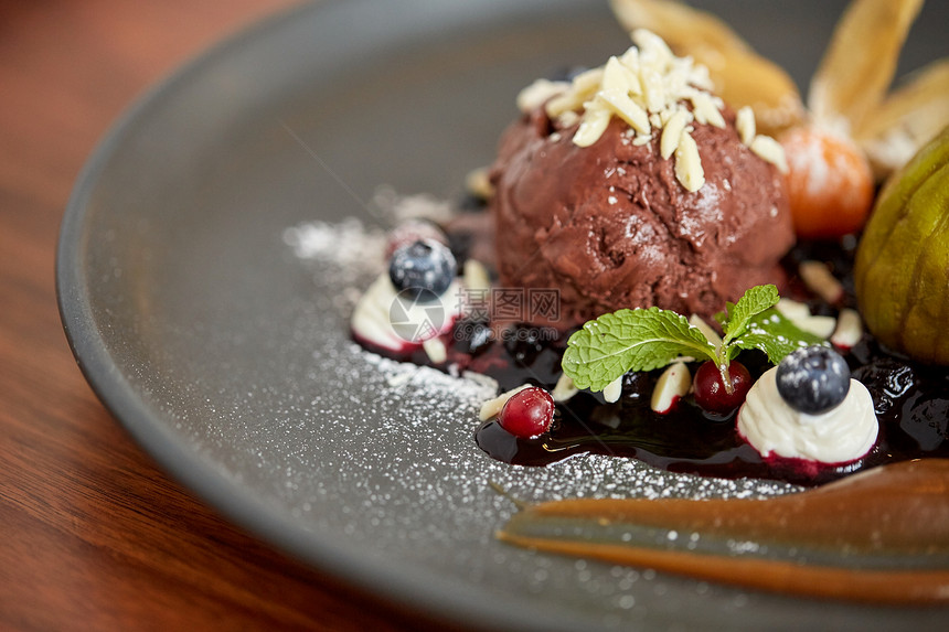 食物,新北欧美食糖果巧克力冰淇淋甜点与蓝莓基塞尔,蜂蜜烤无花果希腊酸奶餐厅的盘子图片