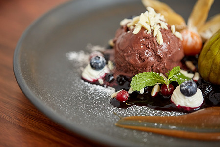 食物,新北欧美食糖果巧克力冰淇淋甜点与蓝莓基塞尔,蜂蜜烤无花果希腊酸奶餐厅的盘子背景图片