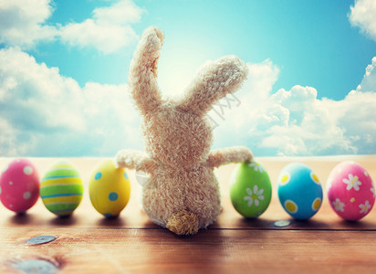 复活节,假日,传统象彩色复活节鸡蛋兔子蓝天云背景图片