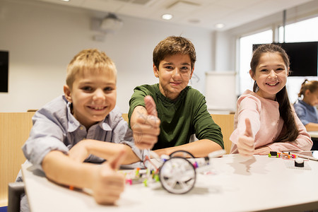 教育,儿童,技术,科学人的群快乐的孩子机器人学校的课上建造机器人,并竖大拇指图片