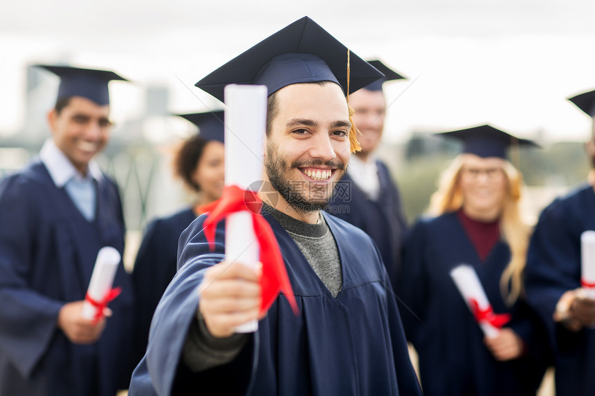 教育,毕业人的群快乐的国际学生迫击炮板学士学位礼服与文凭图片