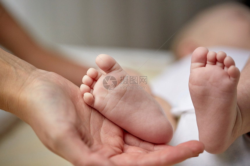 家庭,母亲,养育,人儿童保育的密切新生儿的脚母亲手中图片