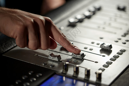音乐,技术,人设备的手用混合控制台录音室高清图片