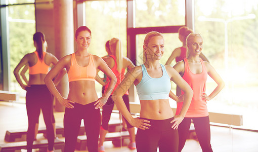 健身,运动,训练,健身房生活方式的群健身房锻炼的妇女群健身房锻炼的女人图片