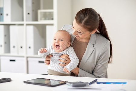 商业,母亲,多任务,家庭人的快乐的微笑女商人与婴儿办公室工作图片