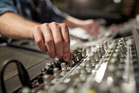生产者音乐,技术,人设备的人用混合控制台录音棚背景