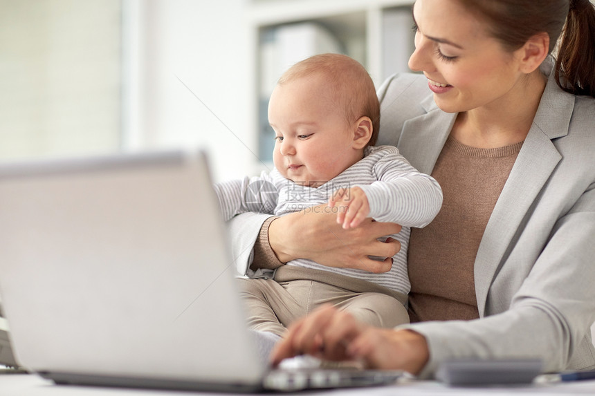 商业,母亲,多任务,家庭人的快乐的微笑女商人与婴儿笔记本电脑办公室工作图片