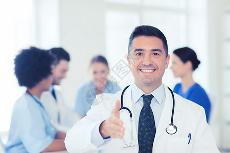 诊所,职业,人医学的快乐的男医生医院举行的医疗会议上为握手好准备图片